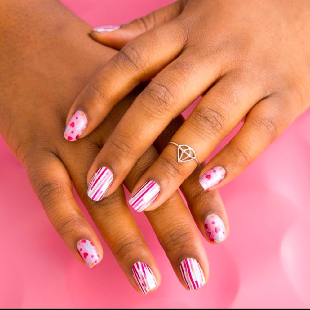 Jamberry On Holiday Twist Nail Wraps
